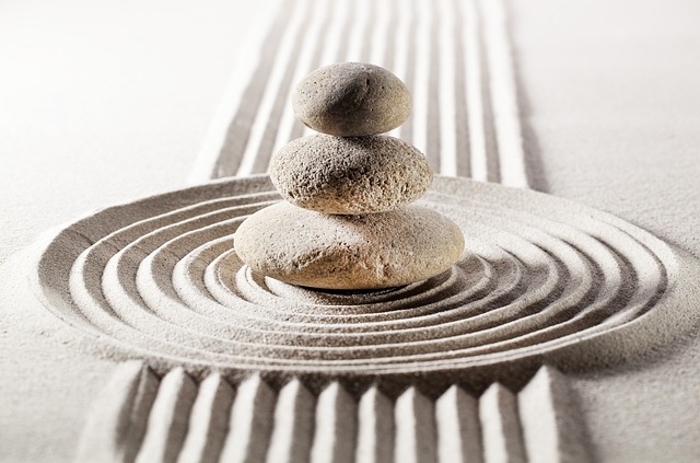 Jardín Zen de arena, con piedras en equilibrio al centro